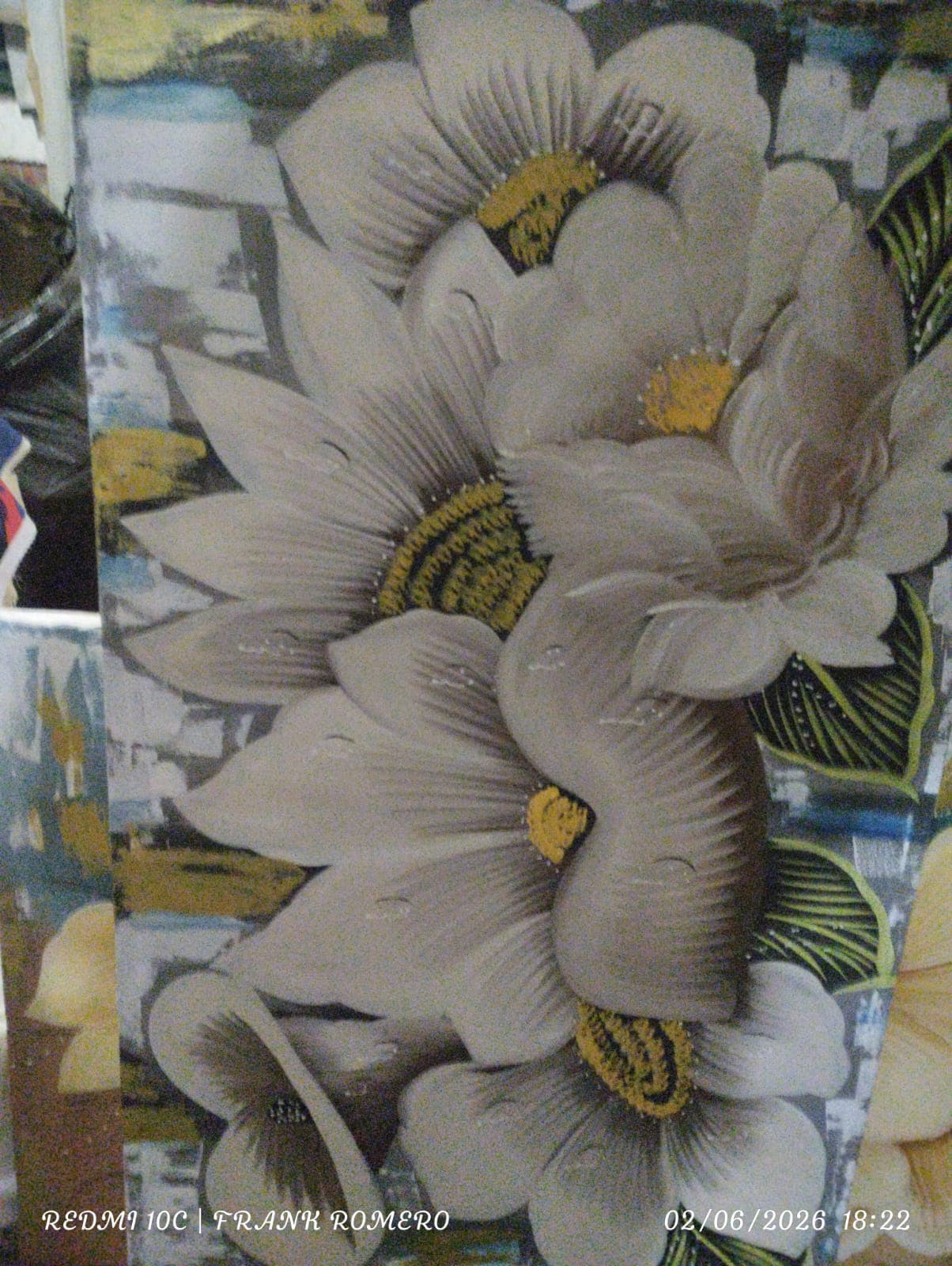 Composición de flores blancas con centros dorados