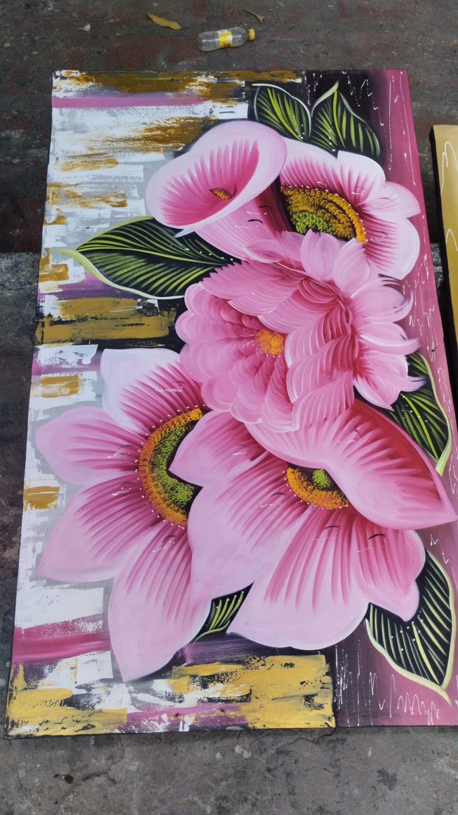Arreglo de flores rosadas sobre fondo abstracto dorado y blanco