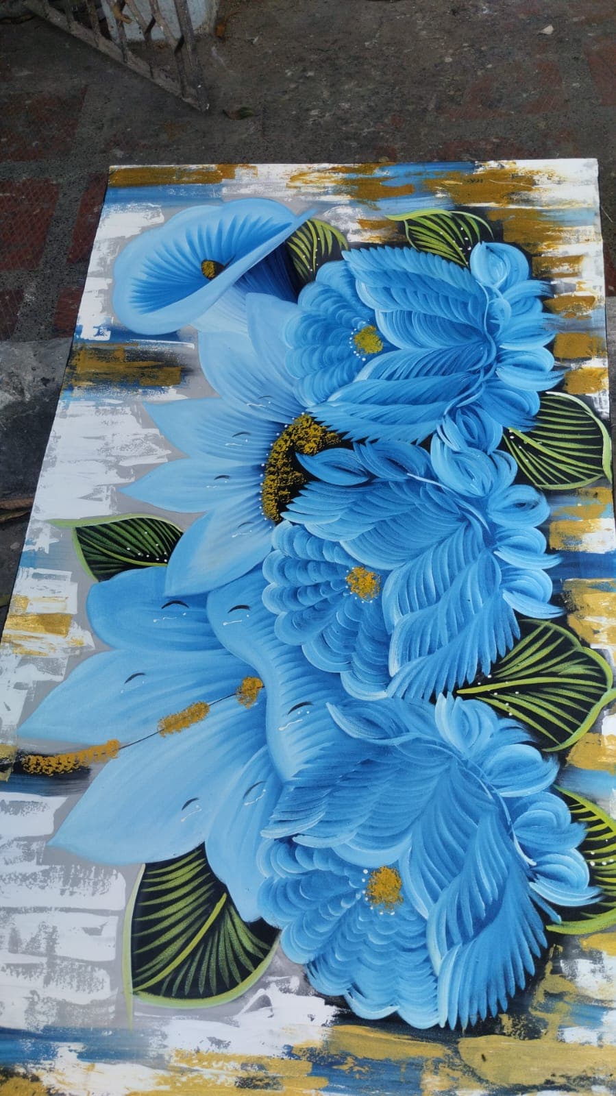 Composición de flores azules sobre fondo abstracto blanco y dorado